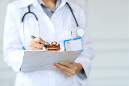 доктор записывает показания в планшет